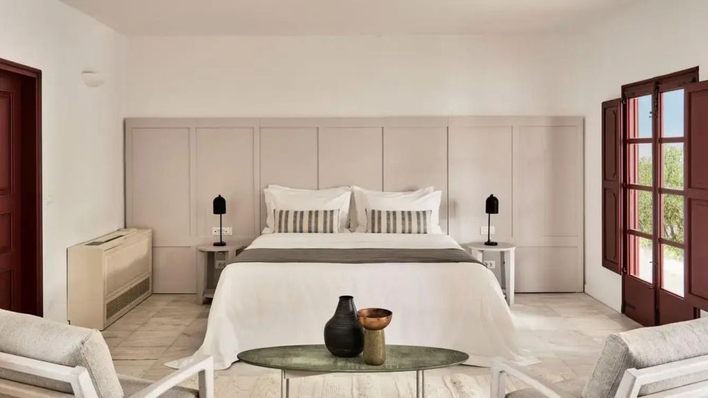 Elegantes Schlafzimmer in der Athenian Suite mit minimalistischer Einrichtung und großem Bett
