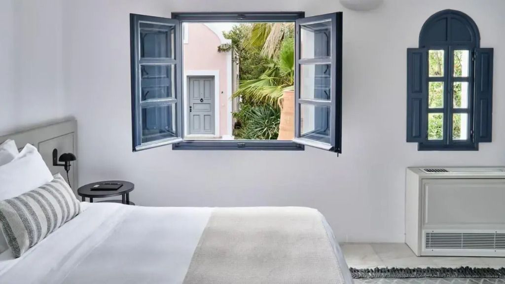 Fensteransicht auf grüne mediterrane Vegetation von einem modernen Schlafzimmer aus