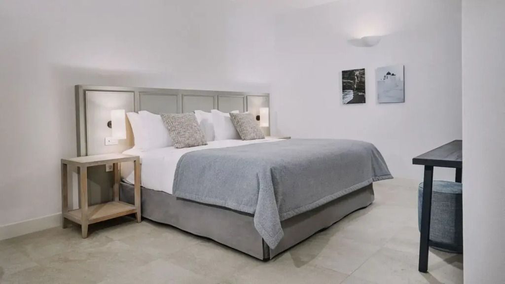 Elegantes Schlafzimmer mit großem Bett in der Corinthian Villa des Vedema Resorts