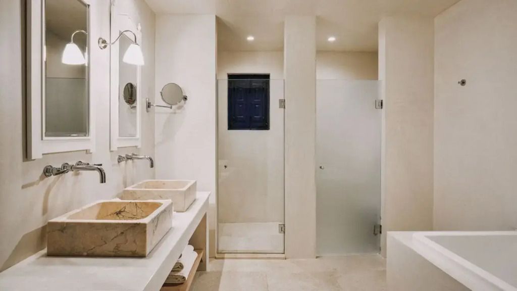 Luxuriöses Badezimmer mit Doppelwaschbecken und geräumiger Dusche in der Corinthian Villa