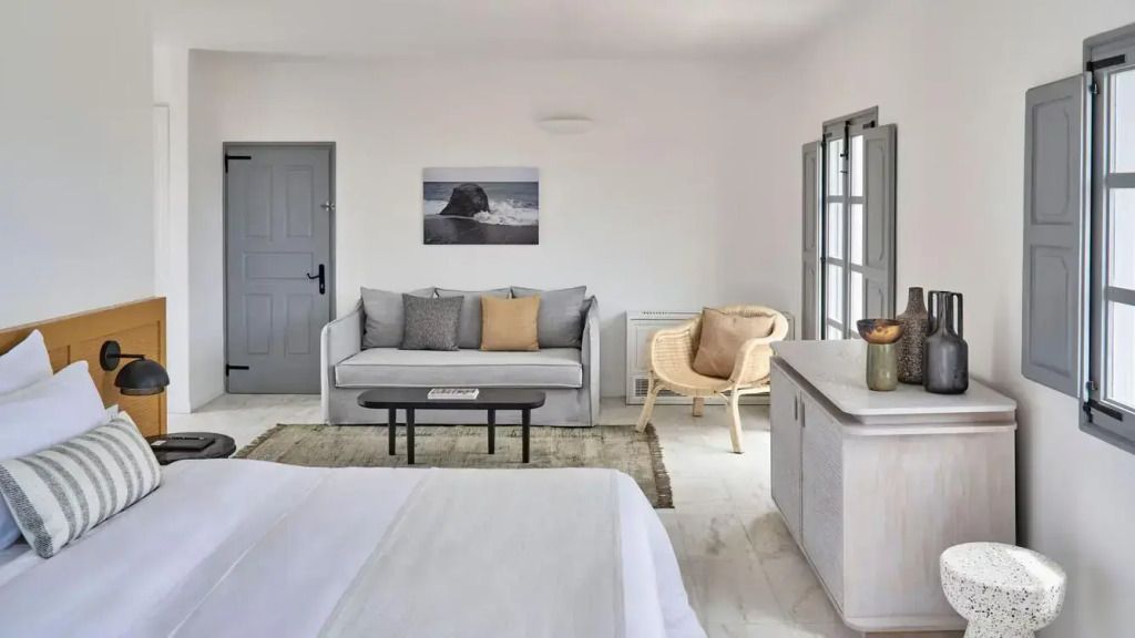 Gemütliche Sitzecke in der Suite mit Sofa und Rattansessel