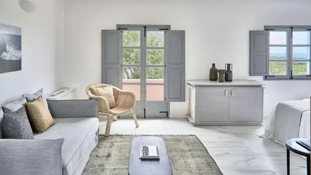 Innenansicht der Suite mit stilvollen Möbeln und Blick auf blühende Natur