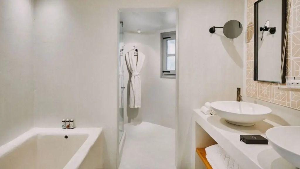 Modernes Badezimmerdesign mit Badewanne, Dusche und eleganter Beleuchtung