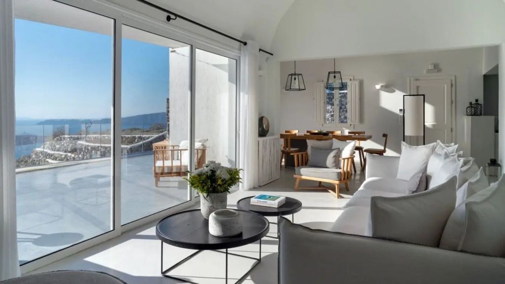 Wohnbereich mit direktem Zugang zur Terrasse und Meerblick.