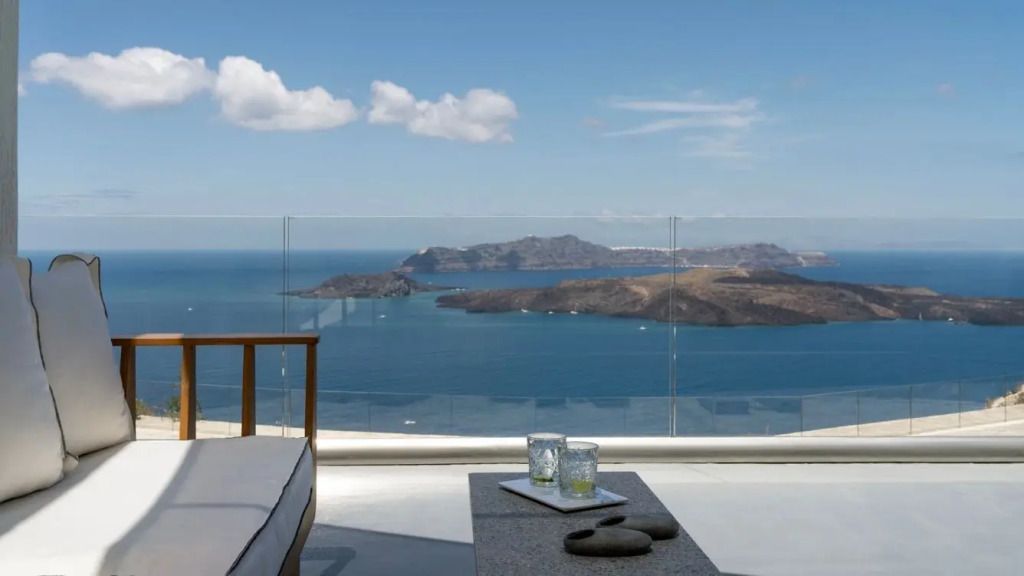 Atemberaubender Meerblick von der Terrasse mit zwei Getränken im Vordergrund