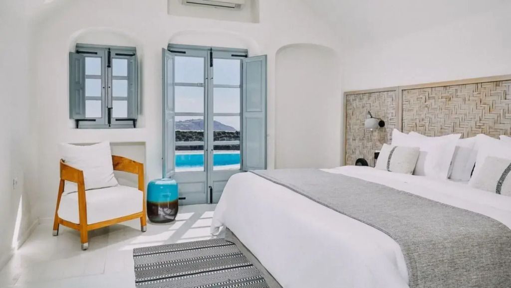 Elegantes Schlafzimmer mit Blick auf einen privaten Pool und das Meer.