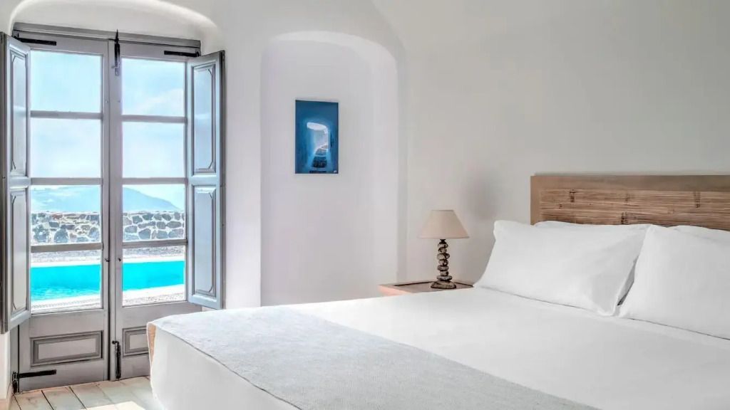 Minimalistisches Schlafzimmer mit Aussicht auf das Meer und Pool.