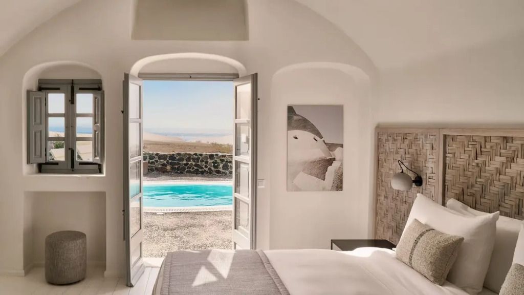 Ausblick vom Bett auf einen privaten Pool und das Meer.