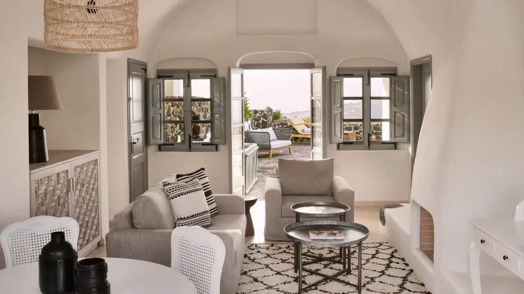 Komfortabler Wohnbereich mit Zugang zur privaten Terrasse.