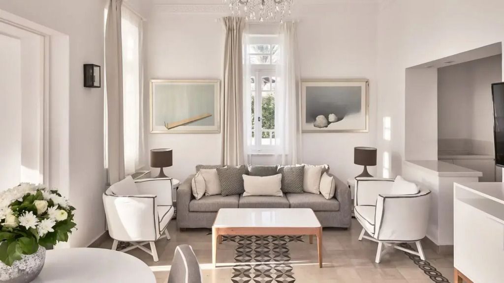 Luxuriöses Wohnzimmer mit Sofa, zwei Sesseln und stilvollem Dekor