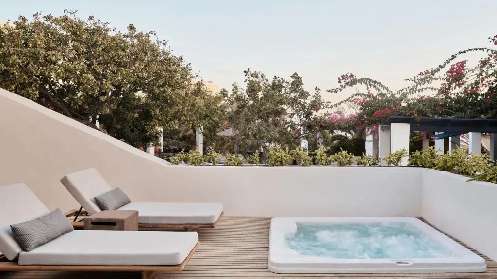 Terrasse mit Whirlpool umgeben von Pflanzen und Blumen