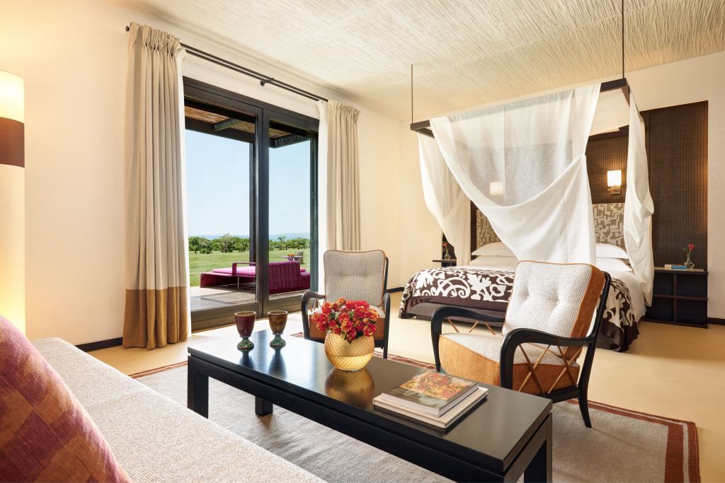 Elegante Suite mit Himmelbett und Terrasse mit Blick auf die Natur.
