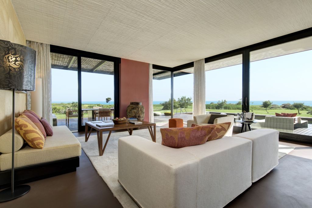 Geräumiges Wohnzimmer mit Panoramablick auf die Landschaft.