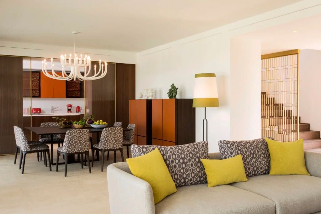 Wohnbereich der Agata Villa mit modernem Design und Esstisch