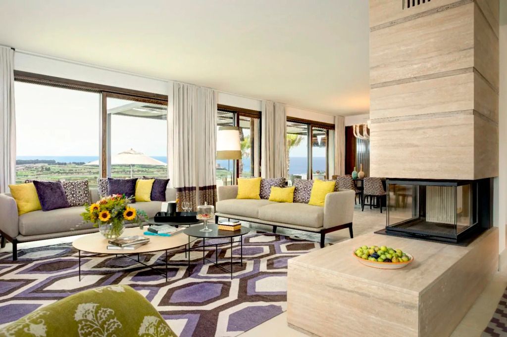 Helles Wohnzimmer mit Sofas und Meerblick
