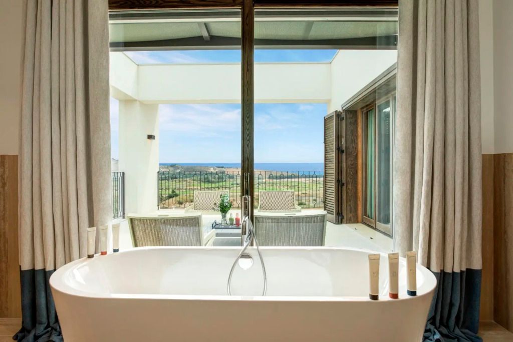 Freistehende Badewanne mit Blick auf das Meer