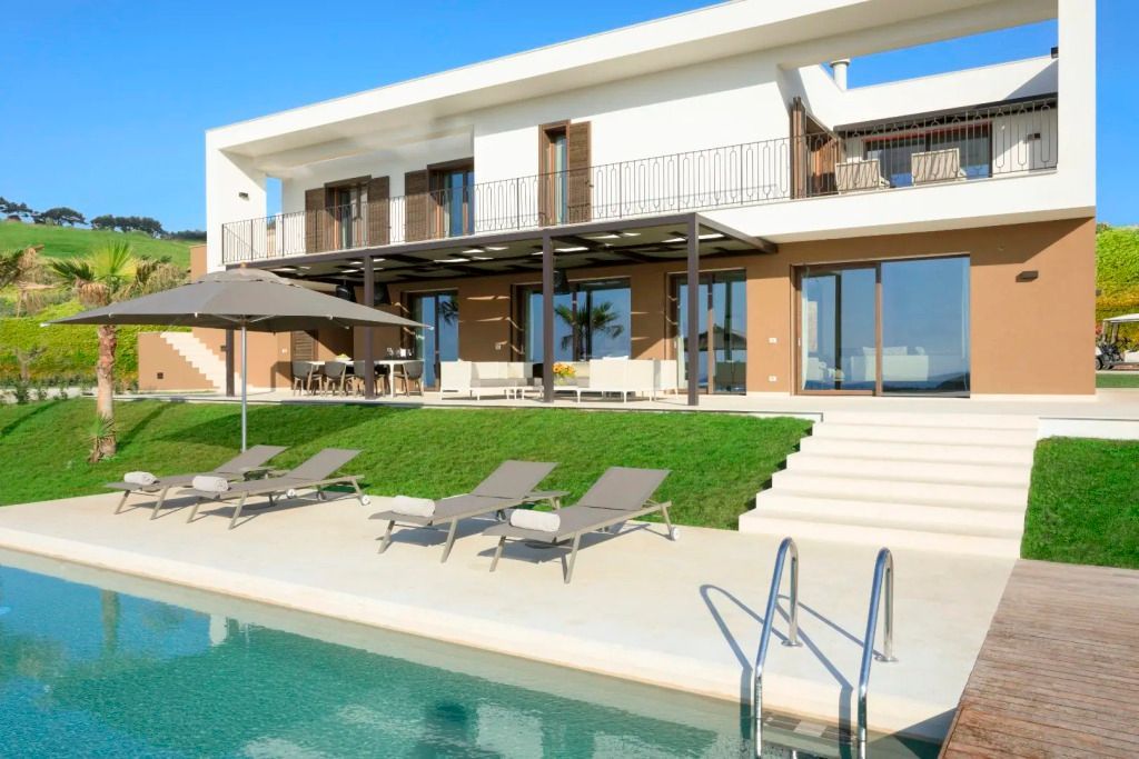 Agata Villa Außenansicht mit Pool und Liegestühlen
