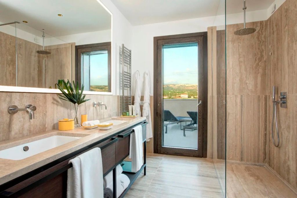 Modernes Badezimmer mit großer Dusche und eleganten Holzoberflächen.