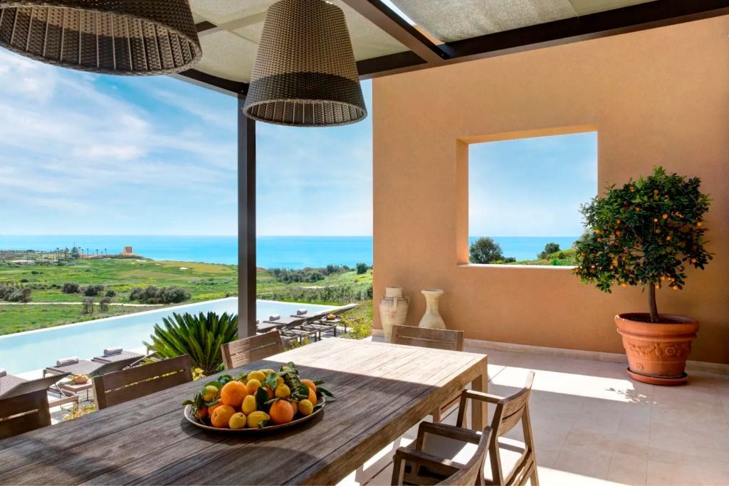 Terrasse mit Essbereich und atemberaubendem Blick aufs Meer.