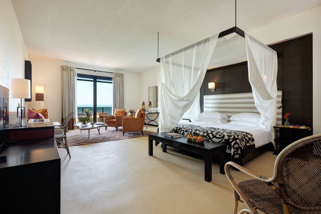 Geräumiges Schlafzimmer mit Himmelbett und Meerblick im Verdura Resort