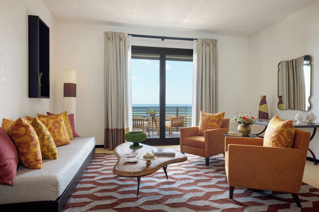 Wohnzimmer mit zeitgenössischem Design und Zugang zum Balkon mit Meerblick