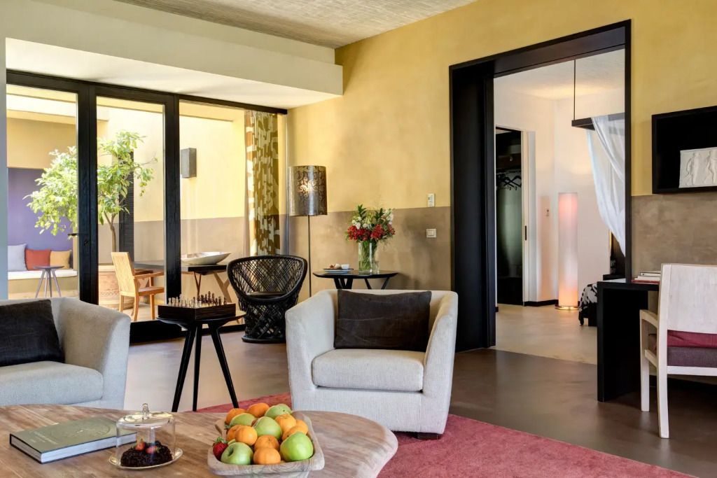 Geräumiges Wohnzimmer der Familiensuite mit modernen Möbeln und frischen Blumen