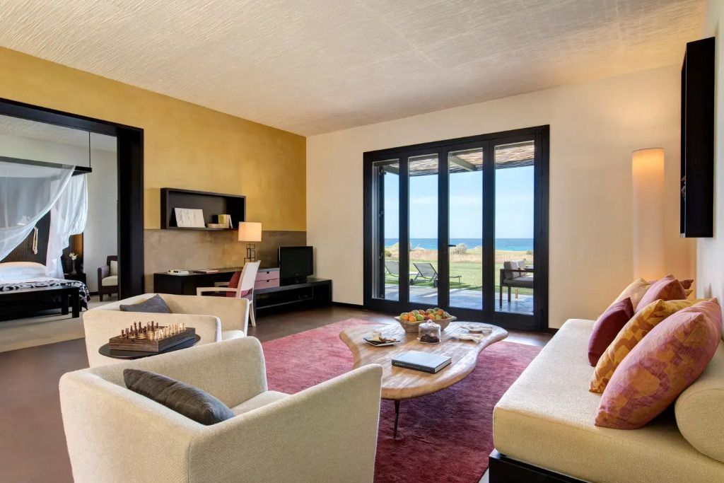 Wohnbereich der Familiensuite mit Meerblick und eleganten Einrichtungsdetails
