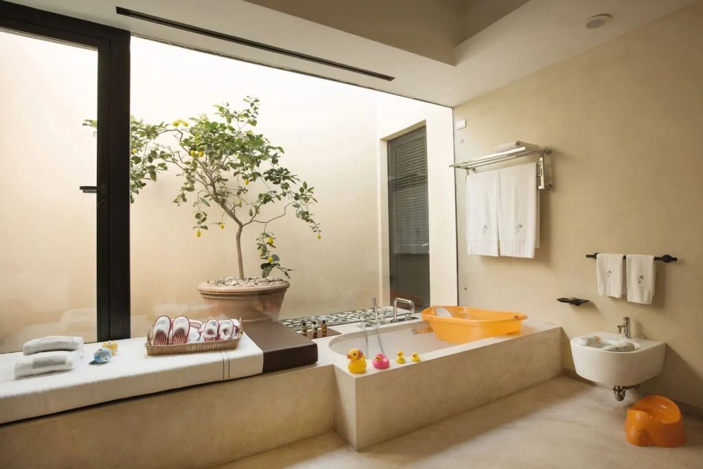 Modernes Badezimmer der Familiensuite mit Badewanne und natürlichem Licht