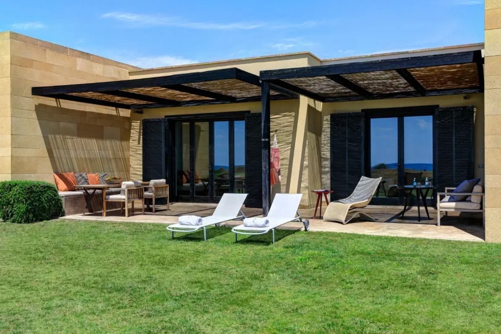 Private Terrasse der Familiensuite mit Liegestühlen und Grillbereich