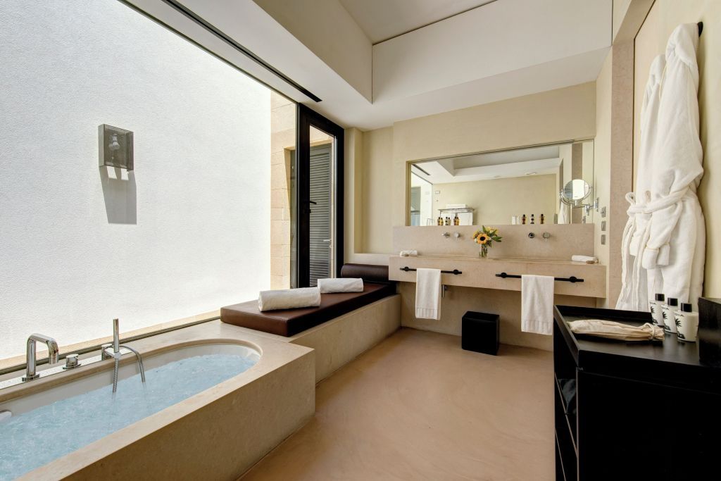 Moderne Badezimmerausstattung mit großer Badewanne und Tageslicht.