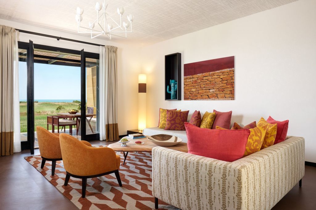 Gemütliche Sitzecke im Wohnzimmer mit modernem Design und Gartenausblick.