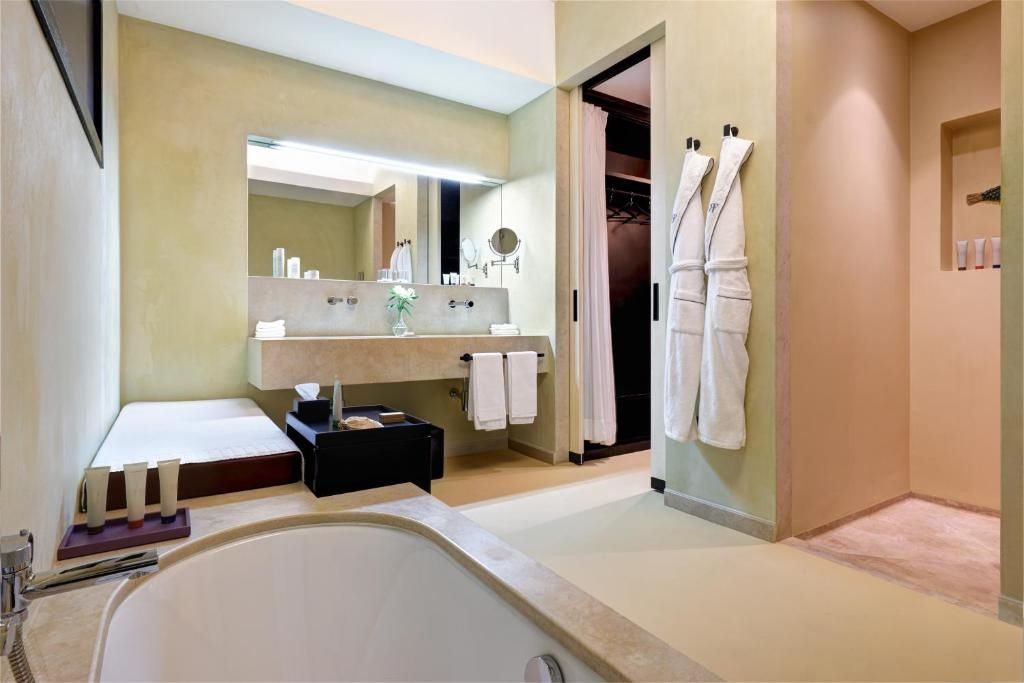 Luxuriöses Badezimmer mit großer Badewanne und modernen Annehmlichkeiten