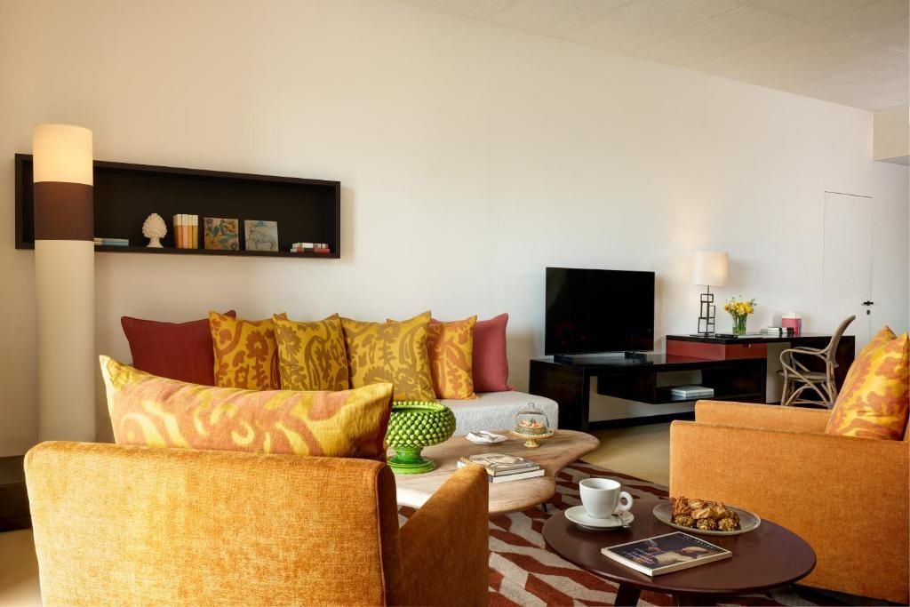 Gemütliches Wohnzimmer mit Sofa und Sessel, moderner Dekor
