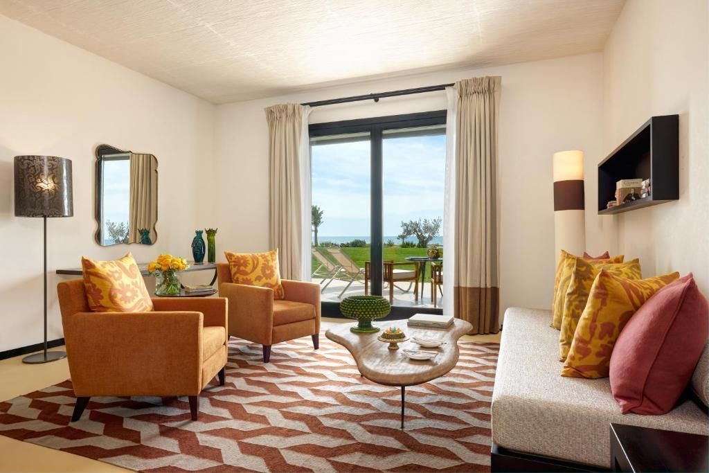 Heller Wohnbereich mit Ausgang zur Terrasse und Meerblick