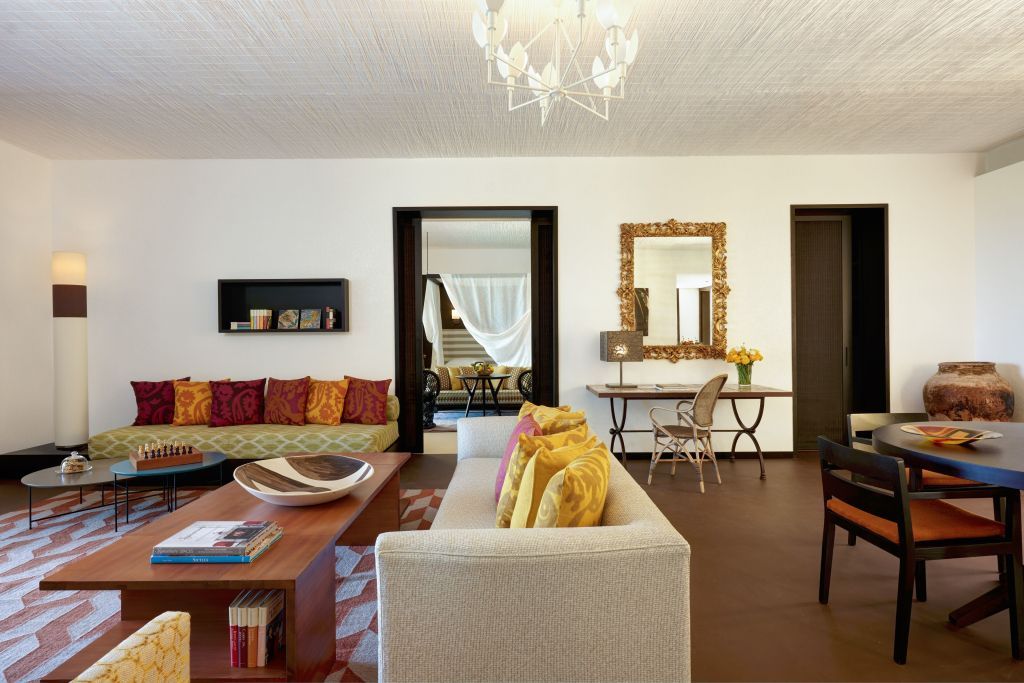 Geräumiges Wohnzimmer der Mimosa Suite, elegante Möbel und kunstvolle Dekoration