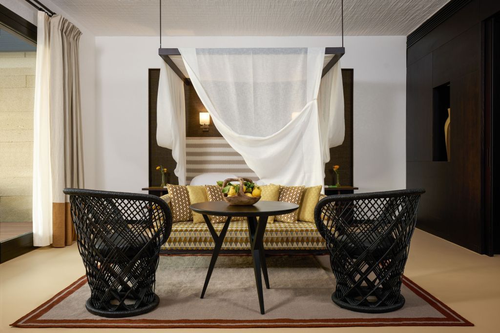 Sitzbereich in einer Suite mit eleganten Rattanmöbeln und stilvoller Dekoration