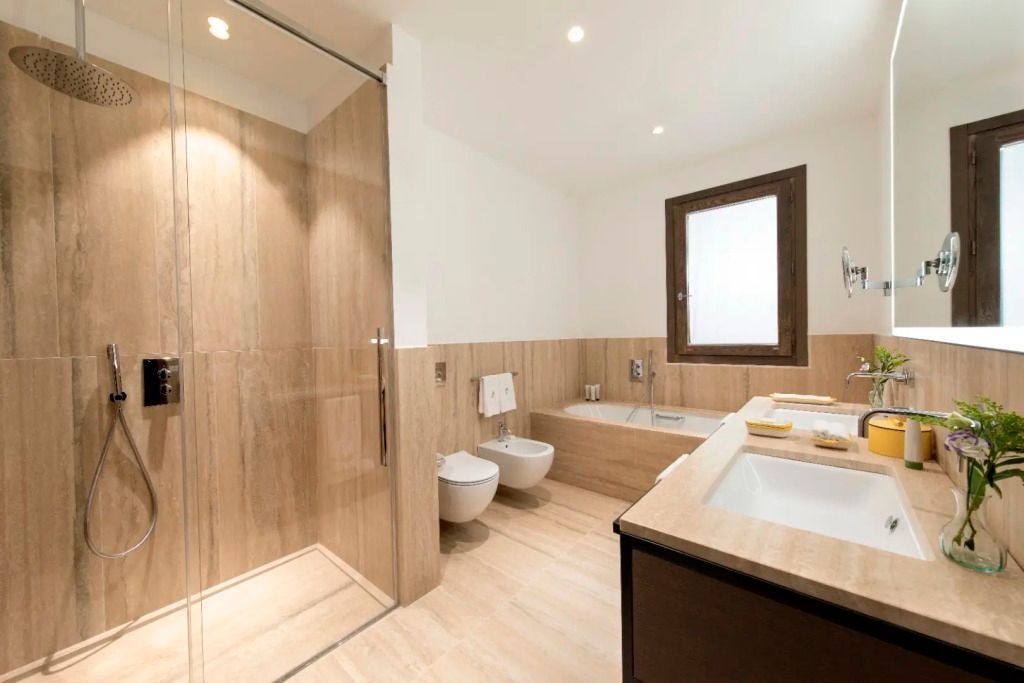 Modernes Badezimmer mit Holzverkleidung, großer Dusche und Badewanne