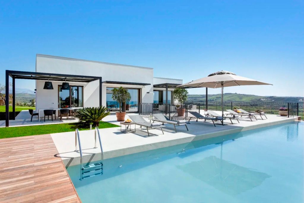 Außenbereich der Smeraldo Villa mit Pool und Panoramablick auf die Landschaft