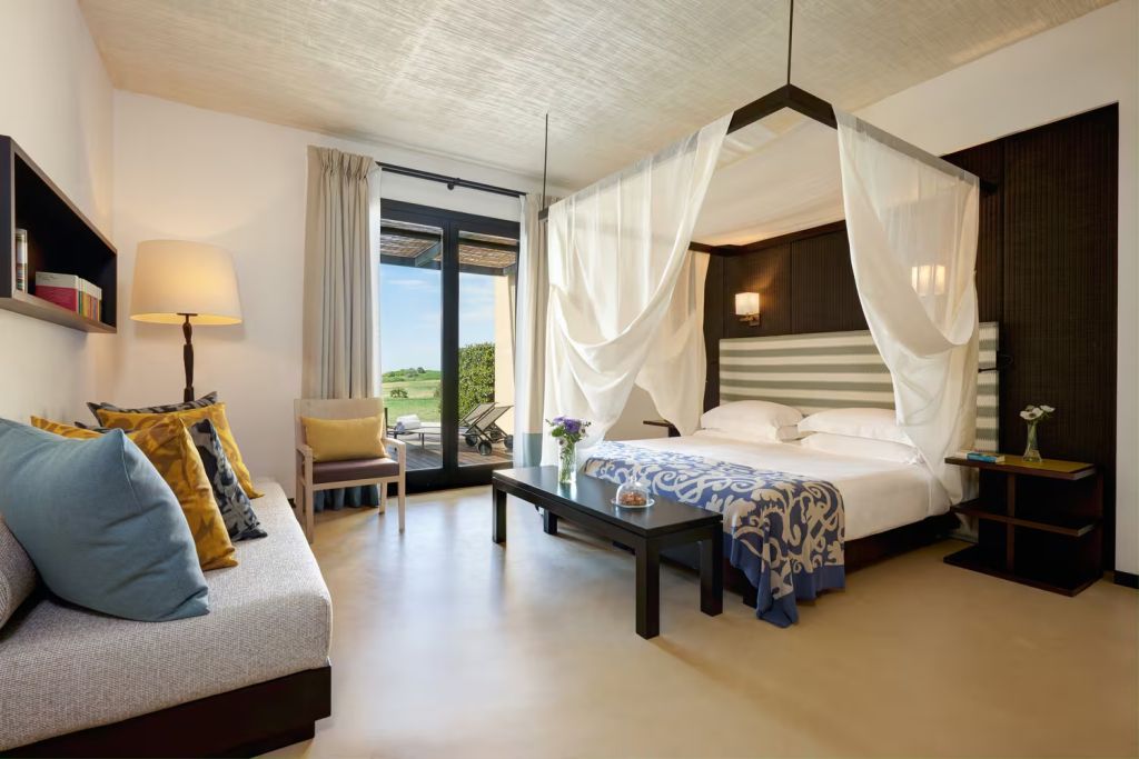 Komfortables Doppelzimmer im Verdura Resort mit modernem Design und großem Fenster