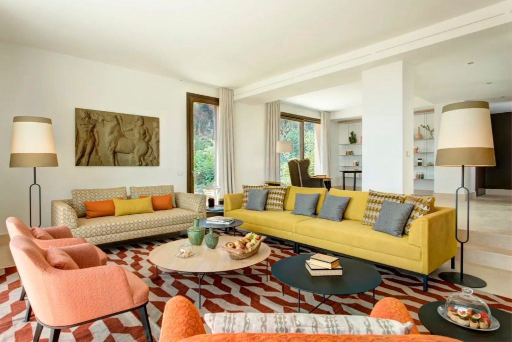 Modernes Wohnzimmer in der Topazio Villa mit farbenfrohem Interieur und großzügigem Raum.