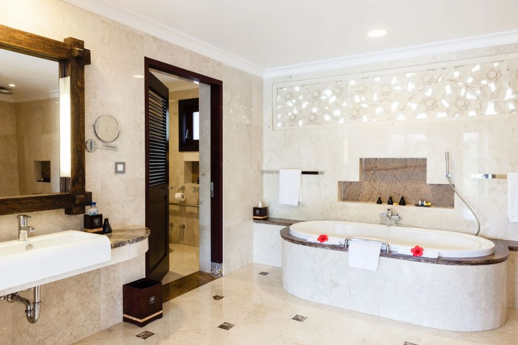 Stilvolles Badezimmer mit hochwertiger Ausstattung und Badewanne.