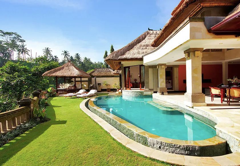 Gepflegte Gartenanlage mit Pool und traditioneller Architektur.