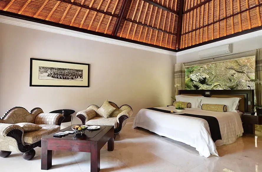 Luxus-Schlafzimmer in der Garden Pool Villa mit gemütlicher Sitzecke und kunstvollem Dach.