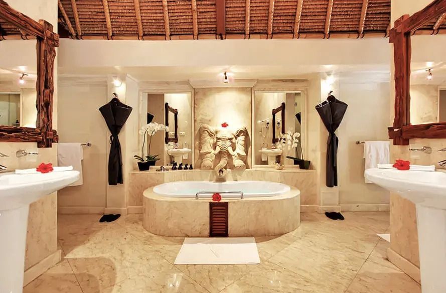 Opulentes Badezimmer in der Garden Pool Villa mit einer luxuriösen Badewanne.
