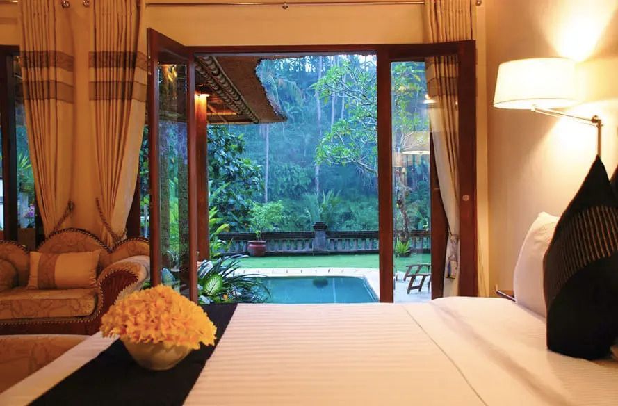 Atemberaubender Blick vom Bett der Garden Pool Villa auf den privaten Pool und den Dschungel.