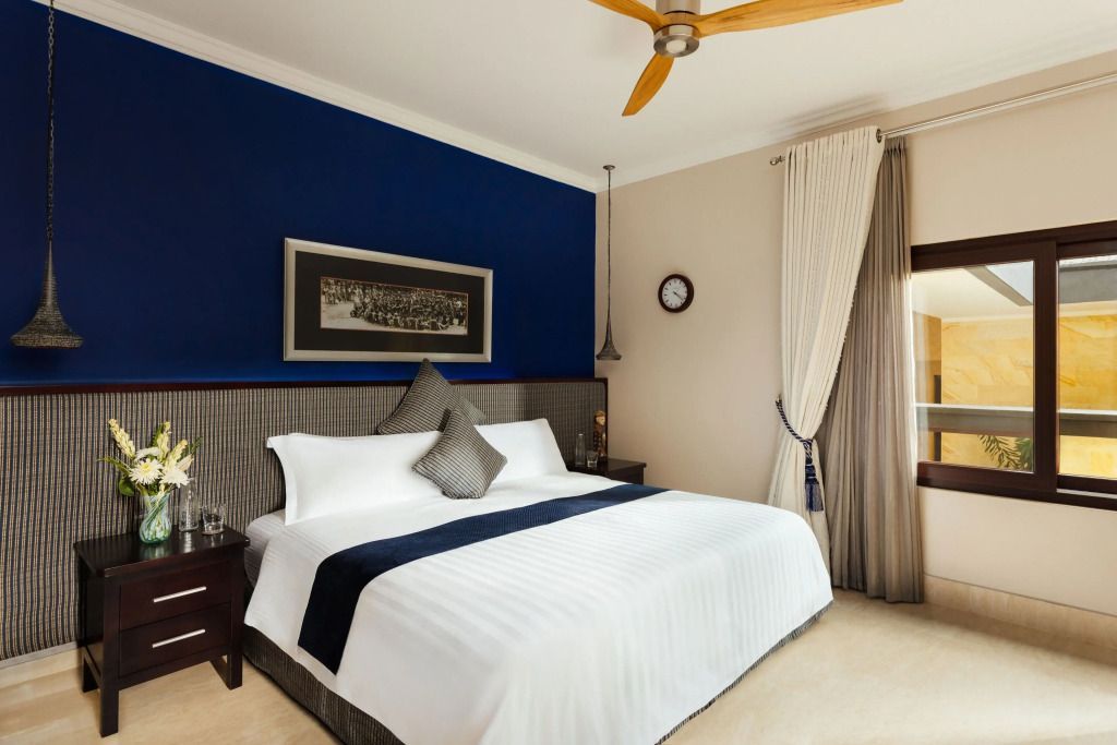 Elegantes Schlafzimmer mit Kingsize-Bett und blauer Akzentwand in der Terrasse Villa.