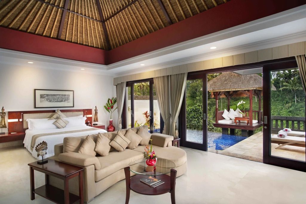 Luxuriöse Wohnzimmeransicht mit Pool und Gartenblick von der Terrasse Villa.
