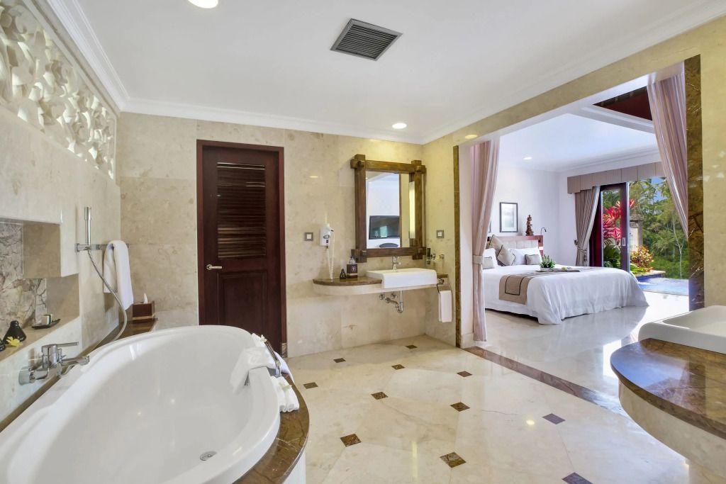 Badezimmer mit freistehender Badewanne und Zugang zum Schlafzimmer der Terrasse Villa.