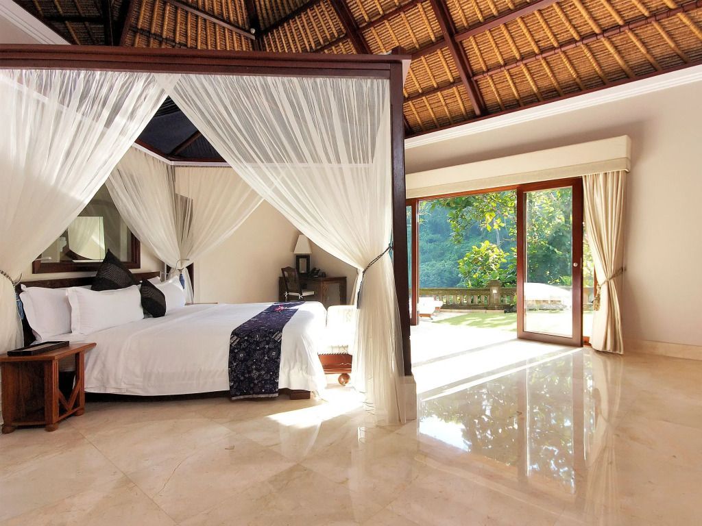 Helles Schlafzimmer der Vice Regal Villa mit Himmelbett und Blick ins Grüne.