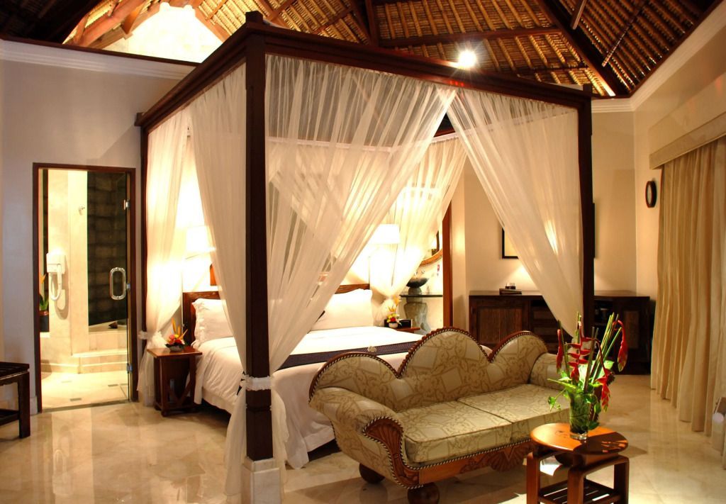 Schlafzimmer mit Himmelbett und luxuriöser Einrichtung aus Holz in der Villa.